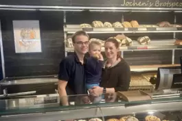 Ein starkes Team an der Verkaufstheke und in der Backstube: Jochen und Jasmin Brendel mit Sohn Julian.