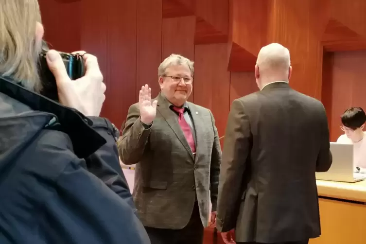 Homburgs neuer Beigeordneter Manfred Rippel (links, SPD) wird von Bürgermeister Forster (CDU) offiziell in sein Amt erhoben. Auf