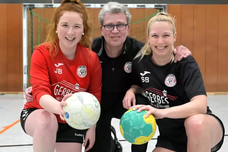 Jana, Arnd und Sandra Bäuerle (von links): Ein Leben ganz ohne Handball kann sich keiner von ihnen vorstellen.