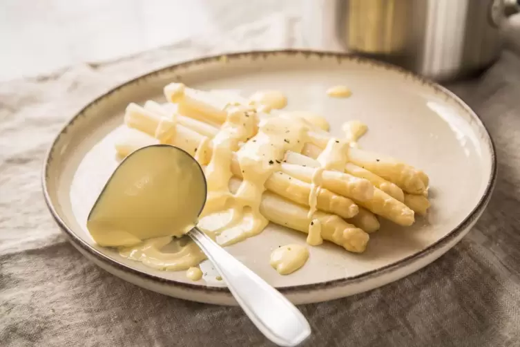 Der all beliebte Klassiker Spargel mit Sauce Hollandaise.