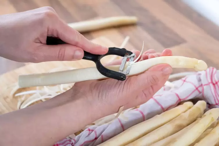 Wei&szlig;en Spargel richtig sch&auml;len.