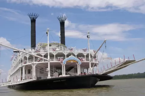  Der Schaufelrad-Dampfer „American Queen“ transportiert Reisende auf dem Mississippi. 