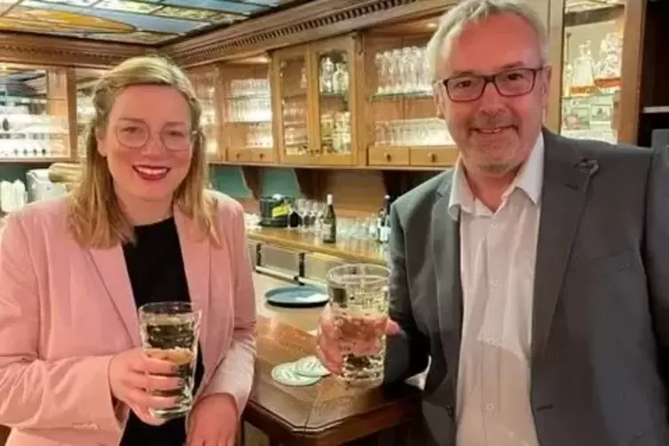Pionierarbeit: die Pfälzer Abgeordneten Isabel Mackensen-Geis (SPD) und Alexander Ulrich (Linke) mit Dubbeglas in der Bar der Pa