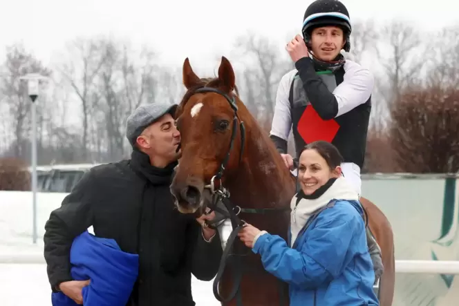 Ein Küsschen für den Sieger: Tommaso Scardino, seine Frau Katrin und Trainer Marco Klein nach einem Erfolg für Bavaria Iron im J