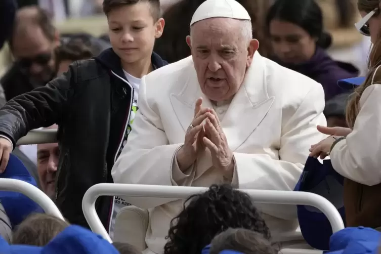 Nach der Generalaudienz auf dem Petersplatz am Mittwoch wurde Papst Franziskus ins Krankenhaus eingeliefert. 
