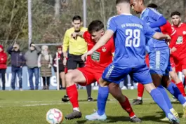 Lennart Thum versucht sich gegen Karim Zeghli und Yoel Yilma vom SV Gonsenheim durchzusetzen.
