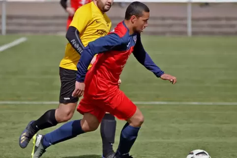 Lamar White (rotes Trikot) vom SV Weisenheim II.