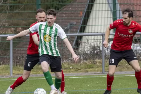 Marius Maurer schirmt den Ball vor Daniel Becht vom TSV Fortuna Billigheim-Ingenheim ab. Rechts Christian Bollinger.