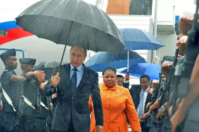 Bei einem früheren BRICS-Gipfel in Südafrika stand Putin im Regen. Allerdings beschirmt. 