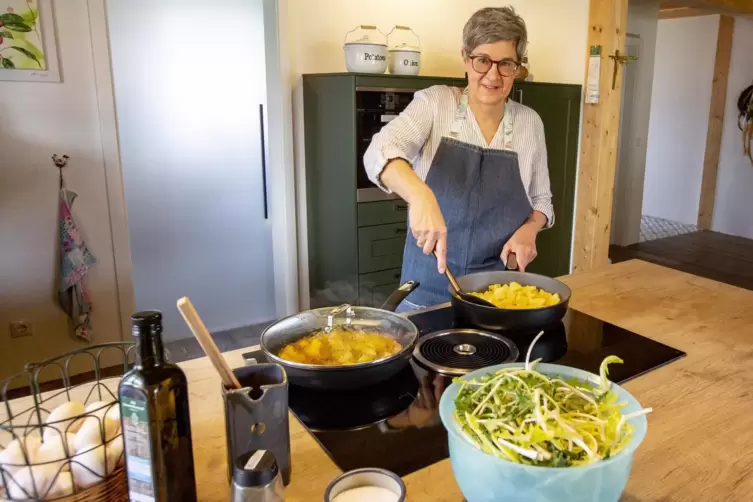 Landfrau Beate Lang bereitet einen Löwenzahnsalat mit Kartoffeldressing und Spiegelei zu.