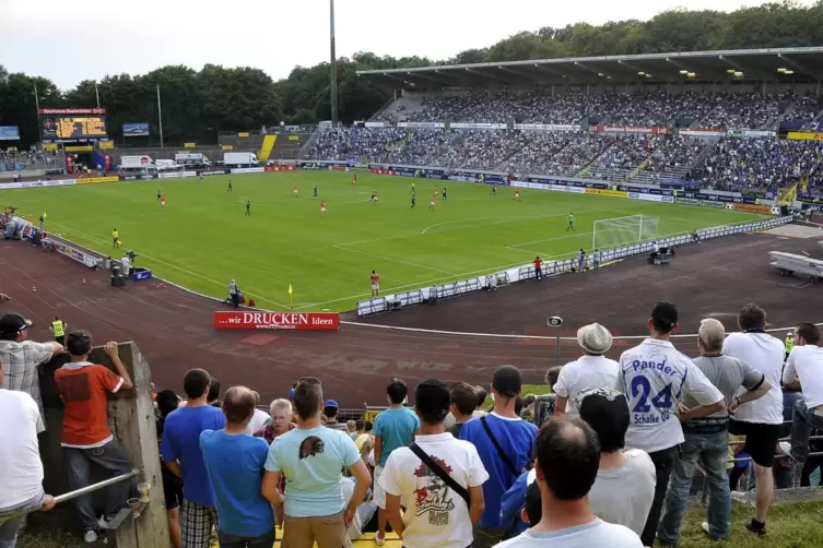 Im Saarbrücker Ludwigsparkstadion geht das „Hochrisikospiel“ über die Bühne. 
