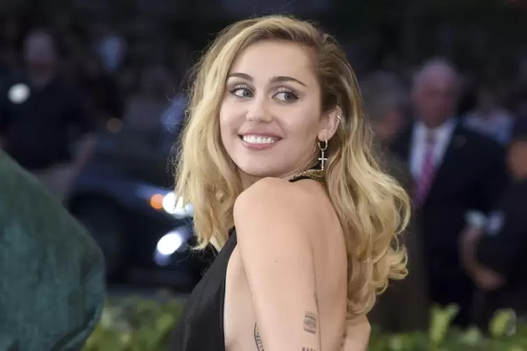  Der Song „Flowers“ von Miley Cyrus hat in der zweiten Januarwoche auf Spotify einen Wochenrekord von über 96 Millionen Streams 