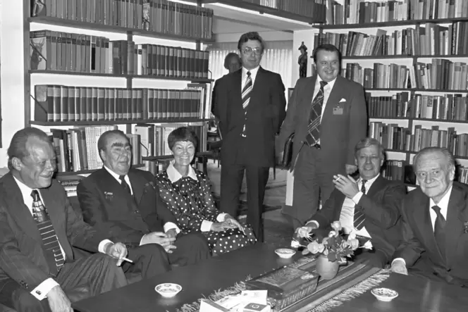 Bon links nach rechts: Willy Brandt, Leonid Breschnew, Hannelore Schmidt, Helmut Schmidt und der stellvertetende sowjetische Min