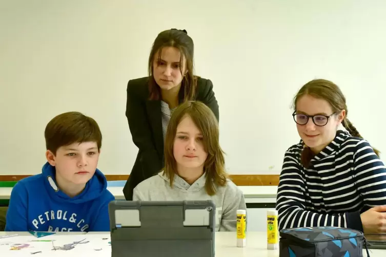Beim Videodreh ist Konzentration gefragt (von links): Johannes Metzen, Benjamin Barczynski und Josefine Mathis, dahinter Geschic