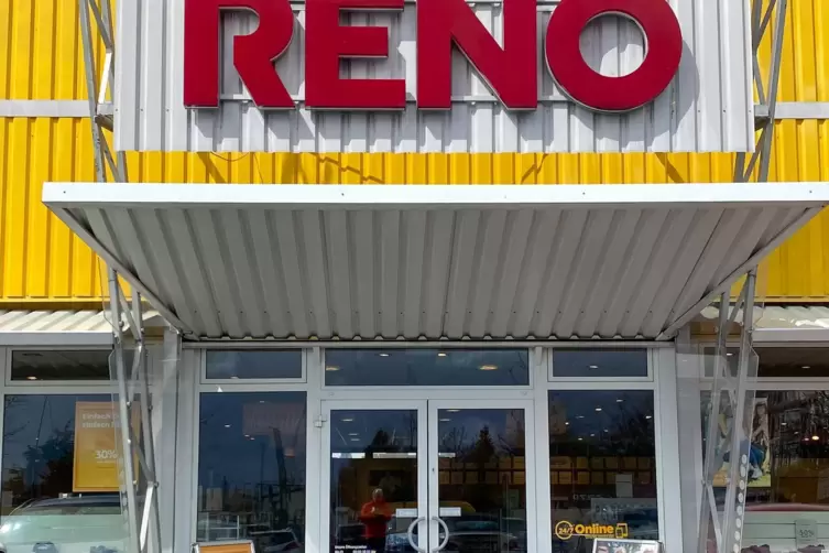 In der Reno-Filiale in Pirmasens gibt es hohe Rabatte, viele Regale sind aber leer.
