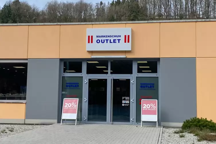 Ein paar Meter weiter werden Schuhe aus dem Reno-Sortiment in einem &bdquo;Markenschuh-Outlet&ldquo; verkauft. 