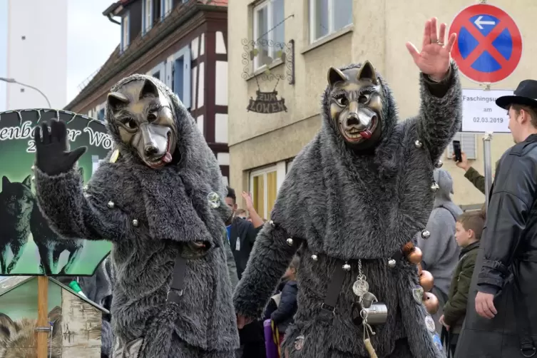 Ein freundliche Gruß aus der Nachbargemeinde: Hagenbacher Wölfe beim Umzug 2019.