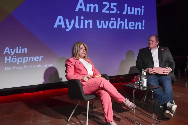 Entspanntes Interview, statt Grundsatzrede: die OB-Kandidatin Aylin Höppner im Gespräch mit Parteifreund Thorsten Leva, der ab J