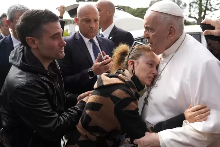 Papst Franziskus (r) tröstet Serena Subania und Matteo Rugghia, die am Vortag ihre fünfjährige Tochter Angelica verloren haben, 