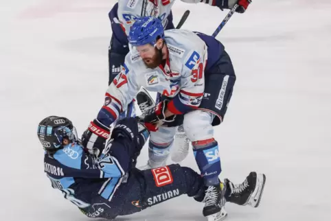 „Beide haben sehr hart und gut defensiv gespielt“, sagte Adler-Trainer Bill Stewart. Mannheims Thomas Larkin zeigt, wie es geht.