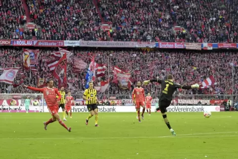 Dortmunds Torhüter Gregor Kobel schlägt am Ball vorbei, der danach zum 1:0 ins Tor trudelt. 