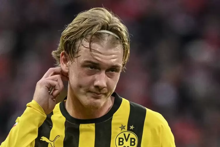 Dortmunds Julian Brandt (links) wirkt ratlos. 
