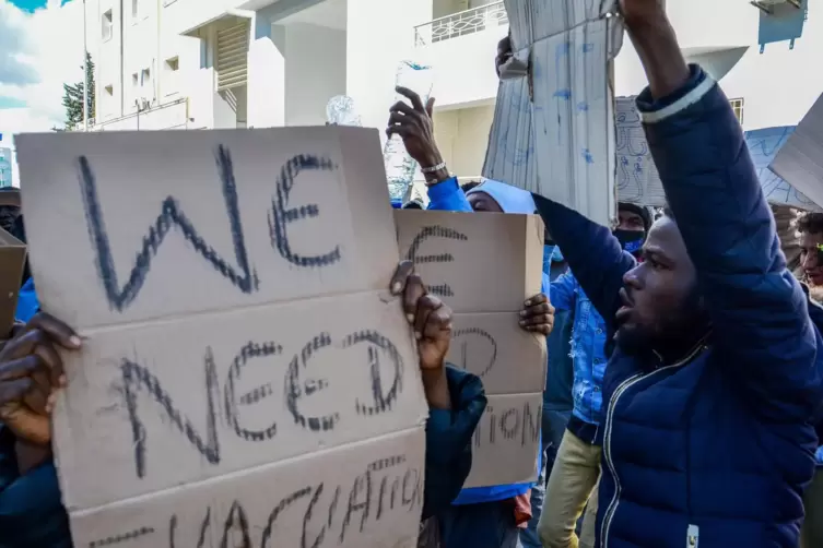 Schwarzafrikaner halten eine Mahnwache vor dem UNHCR-Flüchtlingskommissariat in Tunis, weil sie sich nicht mehr sicher fühlen. 