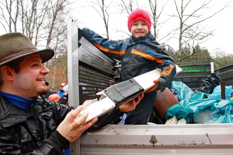 Das Vater-Sohn-Duo Michael (links) und der sechsjährige Sohn Johannes Becker gehören zu den Müllsammlern rund um Ruppertsweiler.