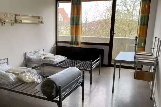 Raum für zwei Bewohner: früheres Krankenzimmer renoviert und neu möbliert.