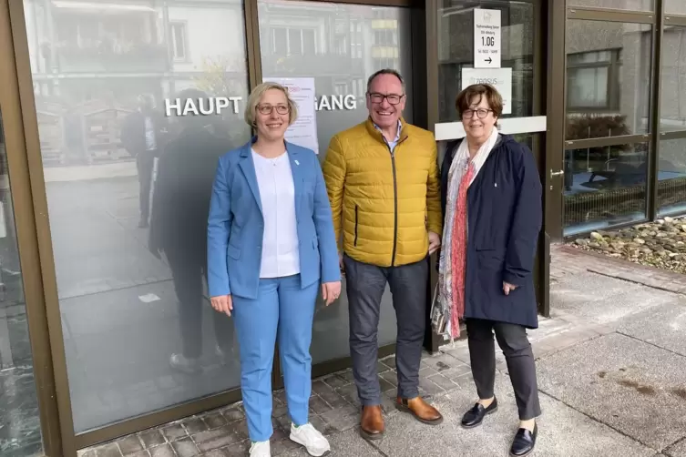 Zufrieden mit der neuen Gemeinschaftsunterkunft (von links): Stefanie Seiler, Michael Spie&szlig;, Monika Kabs.