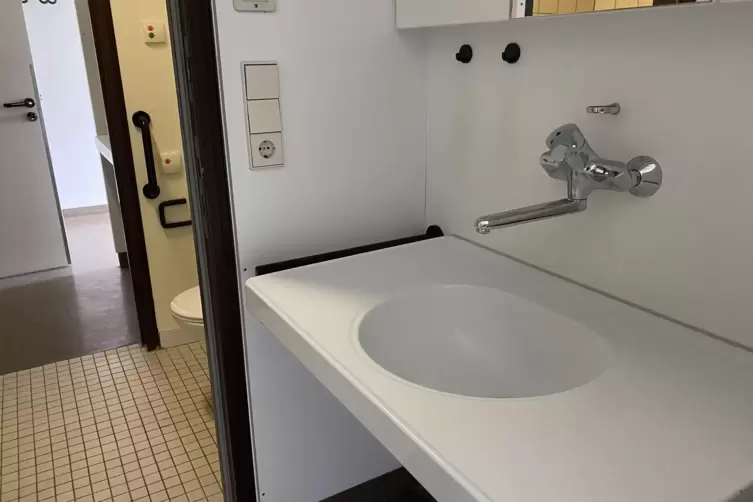 Frisch hergerichtet: Jeweils zwei Zimmer teilen sich ein Bad. 