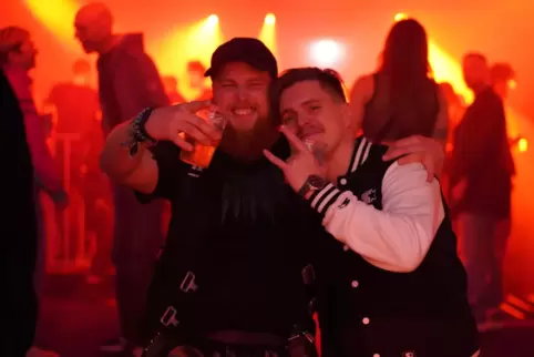 Stehen für die junge Generation: Samuel Capelli (links) und Benedikt Huber genießen ihre Time-Warp-Premiere.