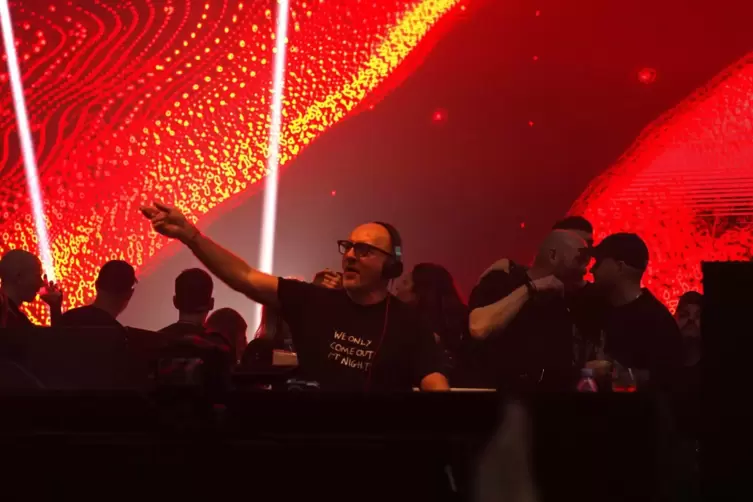 Hat den Techno-Sound auch mit fast 60 Jahren nicht satt: Ikone Sven V&auml;th.