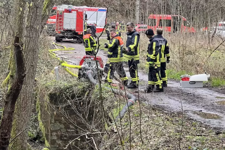 Wasserentnahme an derSauer durch die Feuerwehr W&ouml;rth. 