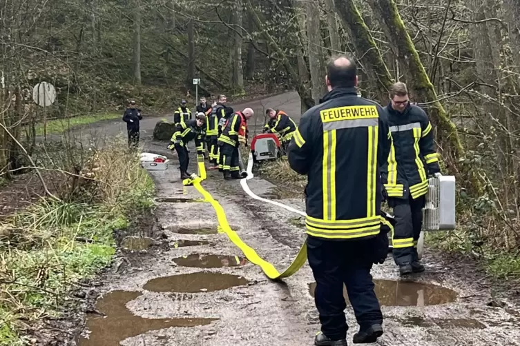Eine Schlauchverbindung zur Sauer wird verlegt. 