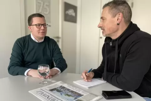 Austausch: Torbjörn Kartes (links) beim Interview in der RHEINPFALZ-Redaktion mit deren Leiter Steffen Gierescher.