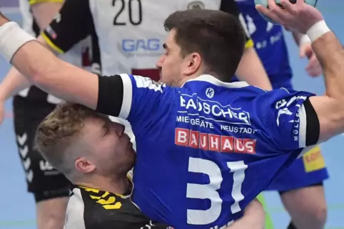 Kein Durchkommen für Dennis Götz (rechts) gegen Mundenheims Simon Schleidweiler. 