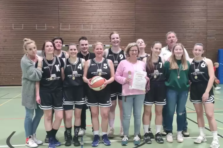 Die Korbjägerinnen des TV Kirchheimbolanden direkt nach dem Gewinn der Meisterschaft in der Basketball-Landesliga 2, mit Trainer