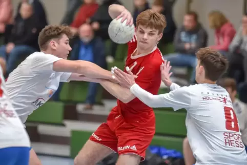 Andreas Benz (Mitte, mit Luc Nohner und Tim Breisig) traf neunmal für Offenbach. 