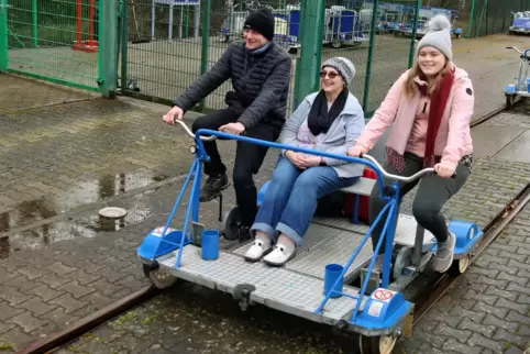 Milan Tellinger aus Kusel mit Tochter Jasmin Barz (rechts) und deren Großmutter Steffi waren die ersten Draisinenfahrer der Sais