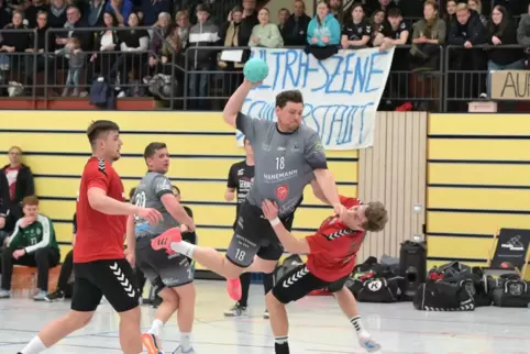 Kompromisslos: Fabian Markert (am Ball) vom TSV Speyer gegen Jakob Chrust.