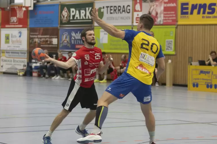 VTZ-ler Moritz Baumgart (links) setzt zum Wurf an. Der starke Henrik Walb versucht dies zu verhindern. 