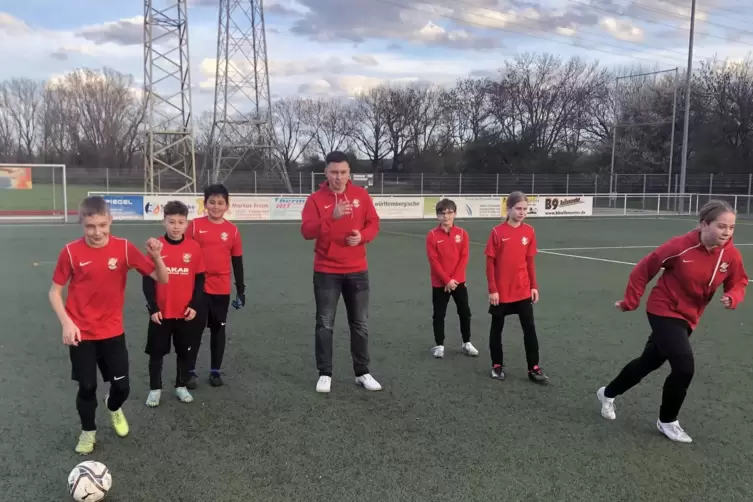 Denis Rohrmann beim Training mit der D-Jugend des ASV M&ouml;rsch.