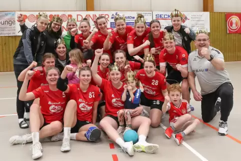Kronen für den überlegenen Meister der Pfalzliga-Runde 2022/2023: Die HSG-Frauen sind ungeschlagen.