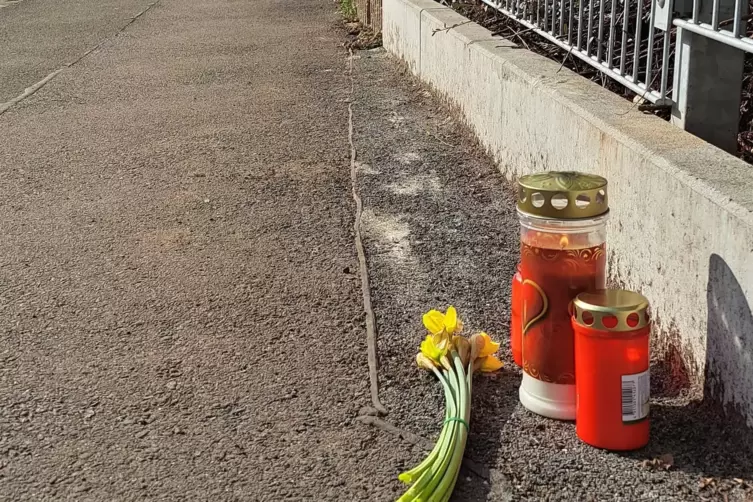 Am Tag danach haben Anwohner Kerzen und Blumen am Tatort aufgestellt. 