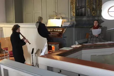 Neben Martin Reitzig an der Orgel studieren gerade Katharina-Maria Jalali an der Flöte und Sopranistin Lea Maria Kosack ein Stüc