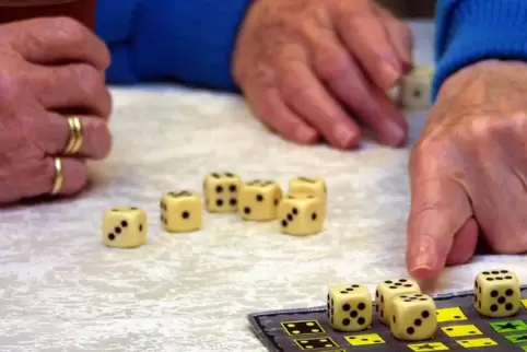 Auch Spiele spielen gehört unter Umständen für Senioren zur Ergotherapie.