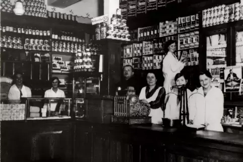 Die erste Verkaufsstelle der Aldi-Gründerfamilie Albrecht in Essen, fotografiert in den 1920er Jahren. 