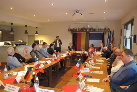 Blick in die versammelte Runde der Kommunalpolitiker beim Impulsvortrag von Deniz Alkan von der Mainzer Staatskanzlei. 