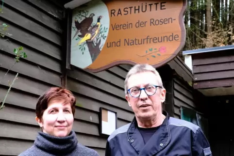 Haben die Schmitshauser Rasthütte im Wald für ein Jahr gepachtet: Rudi Müller und seine Frau Corinna. 